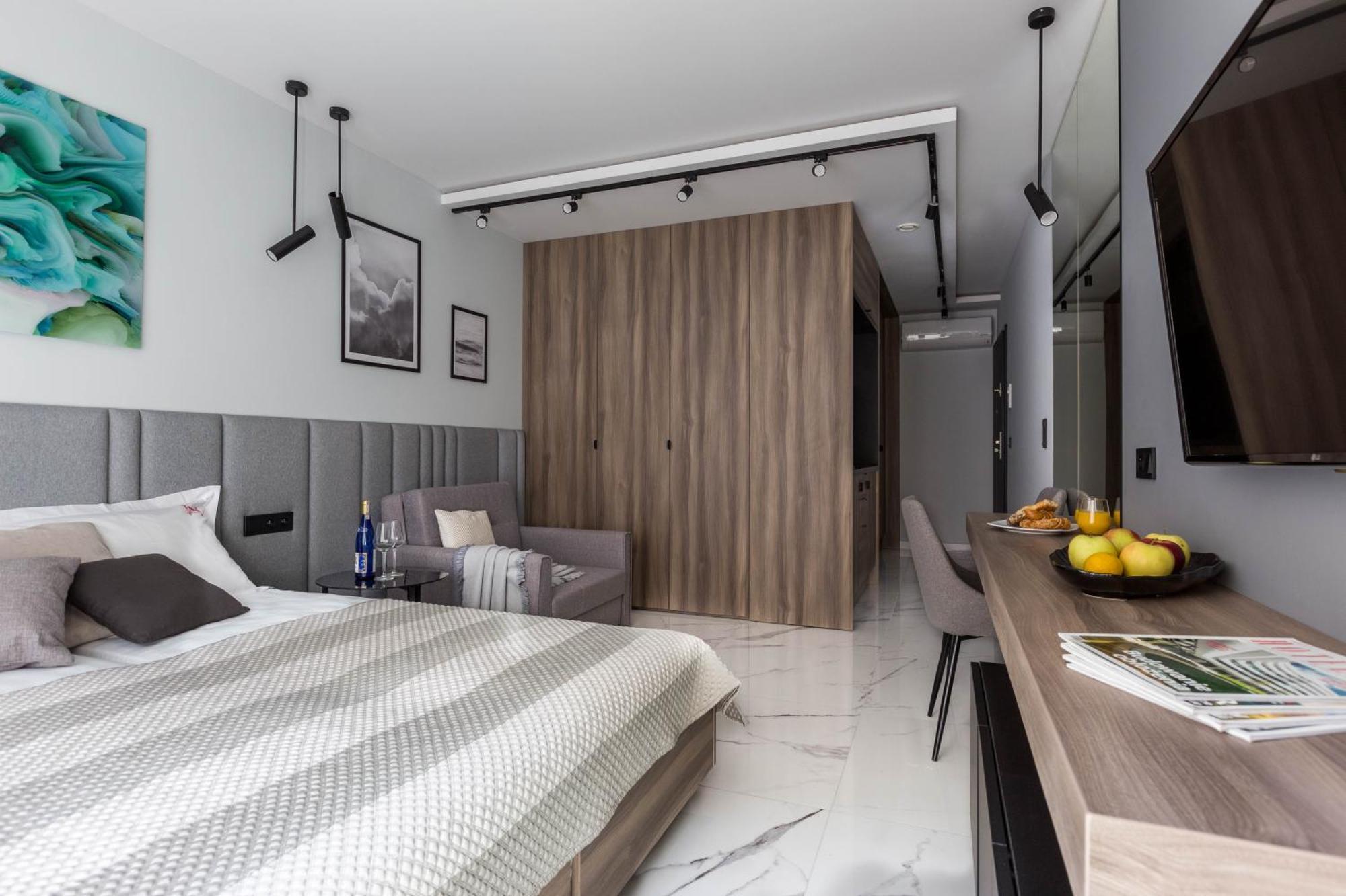 Modern View Of Planty Park Apartment Krakow Exterior photo